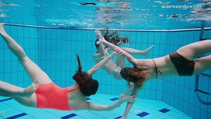 Hot underwater threesome