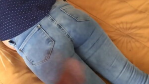 First time I enjoy my wife's beautiful and I cum in her ass with her jeans on