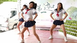 The classmate’s micro-skirt was changed too short, and report to the training office after dancing