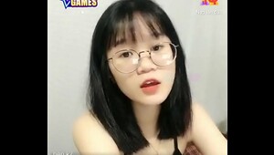 Pretty girl wearing glasses live stream on Uplive